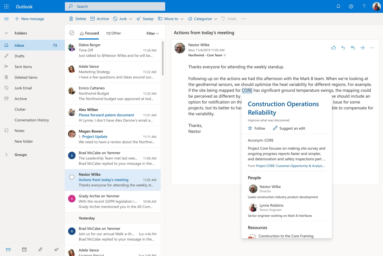 Microsoft Outlook — Programmoberfläche mit Posteingang, geöffneter E-Mail und Topic-Card im Lesebereich